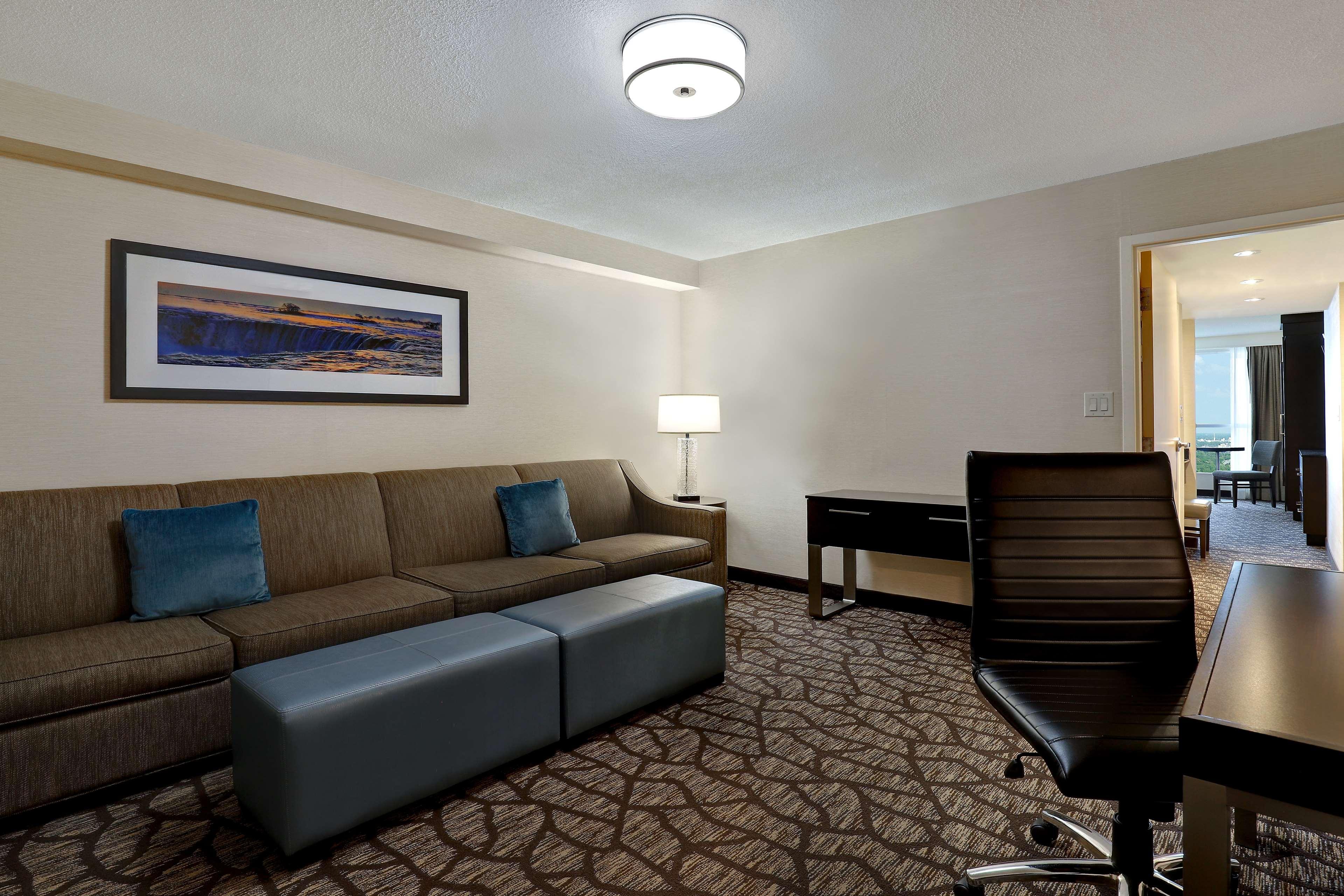 Hotel Embassy By Hilton Falls/ Fallsview Niagara Falls