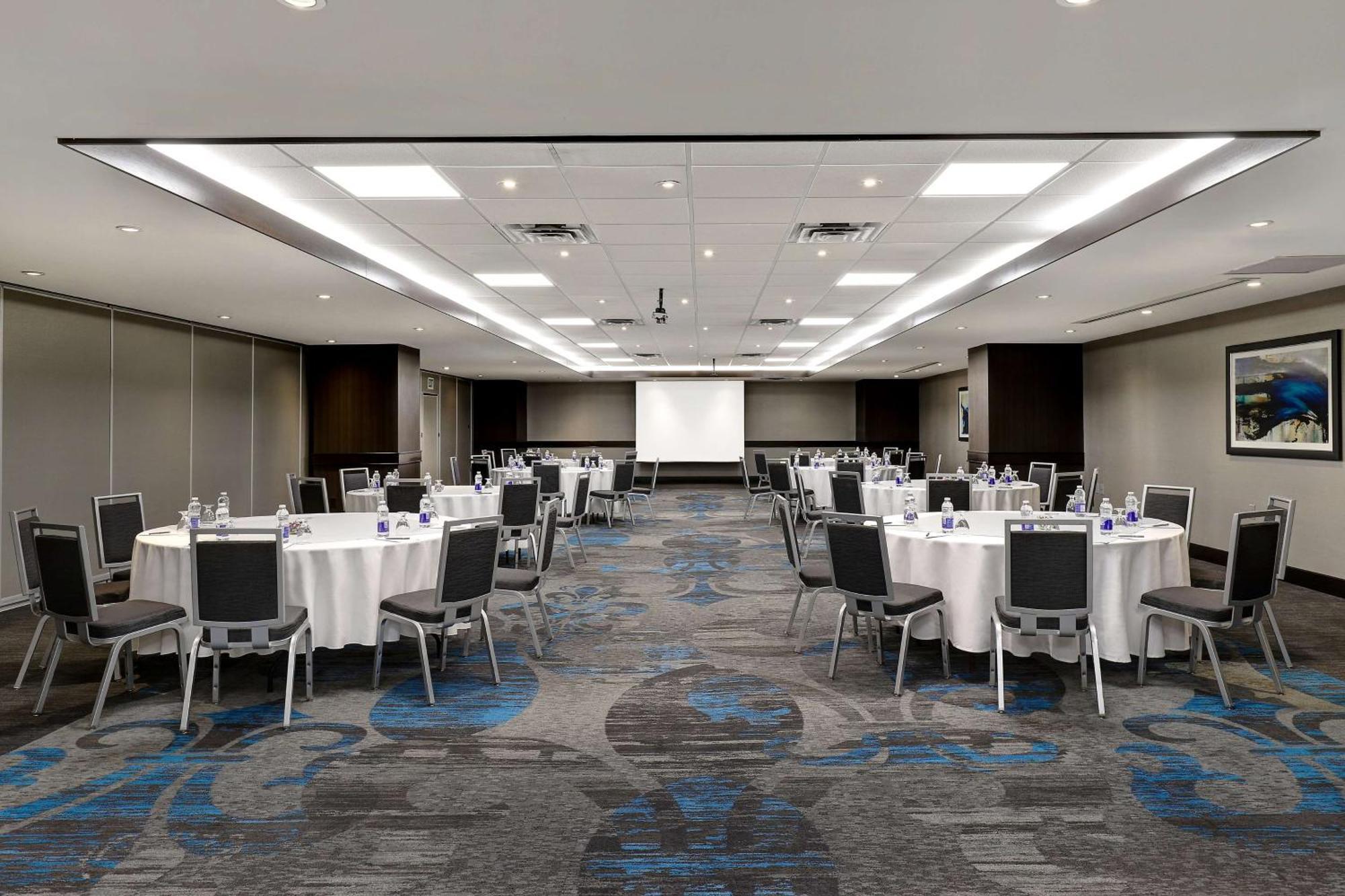 Hotel Embassy By Hilton Falls/ Fallsview 4*