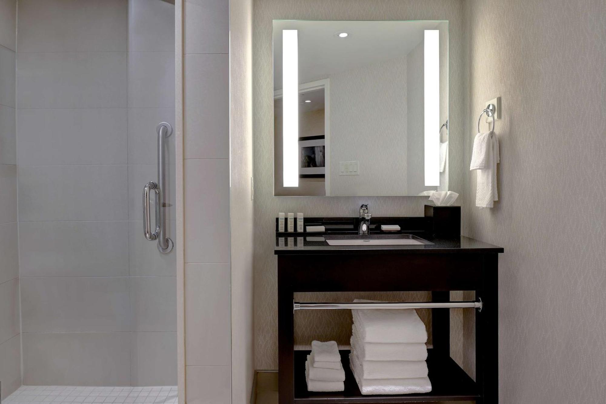 Embassy By Hilton Falls/ Fallsview Hotel 4*