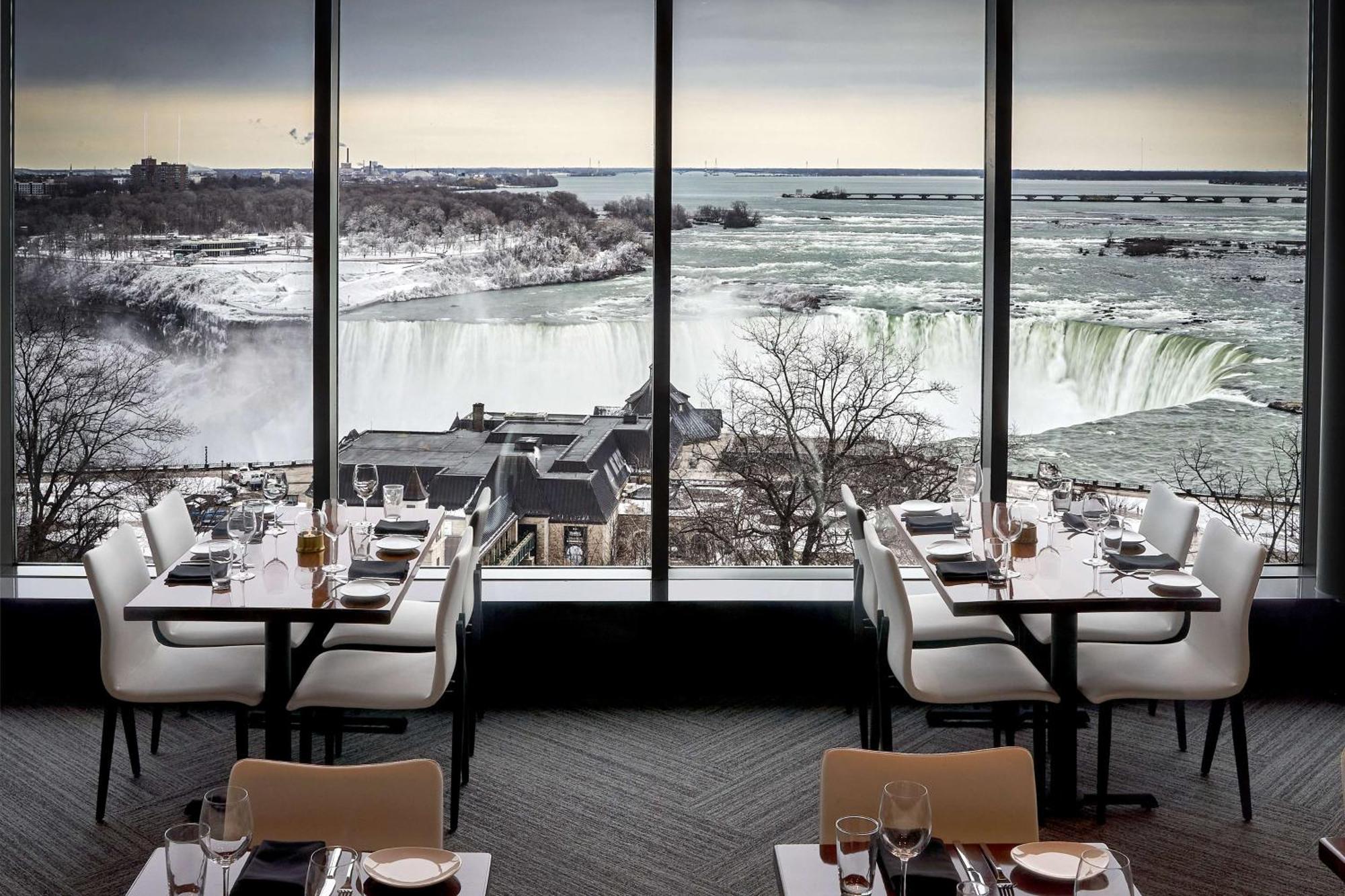 Hotel Embassy By Hilton Falls/ Fallsview Niagara Falls
