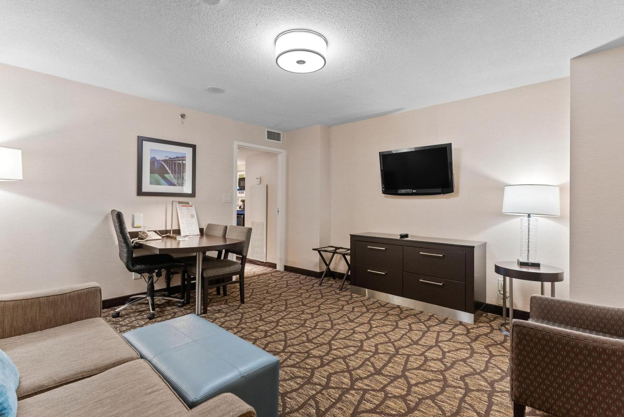 Hotel Embassy By Hilton Falls/ Fallsview 4*